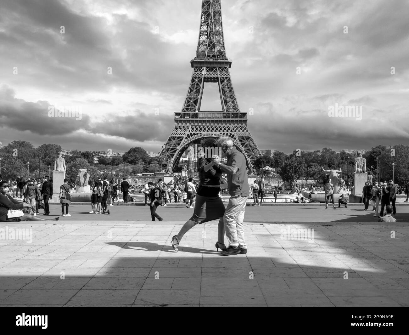 Paris, Frankreich, Mai 2021. Tanzende argentinische Paare Tango auf dem Tracadero Platz im Hintergrund der Eiffelturm Symbol von Paris, Stadt der Liebe, bla Stockfoto