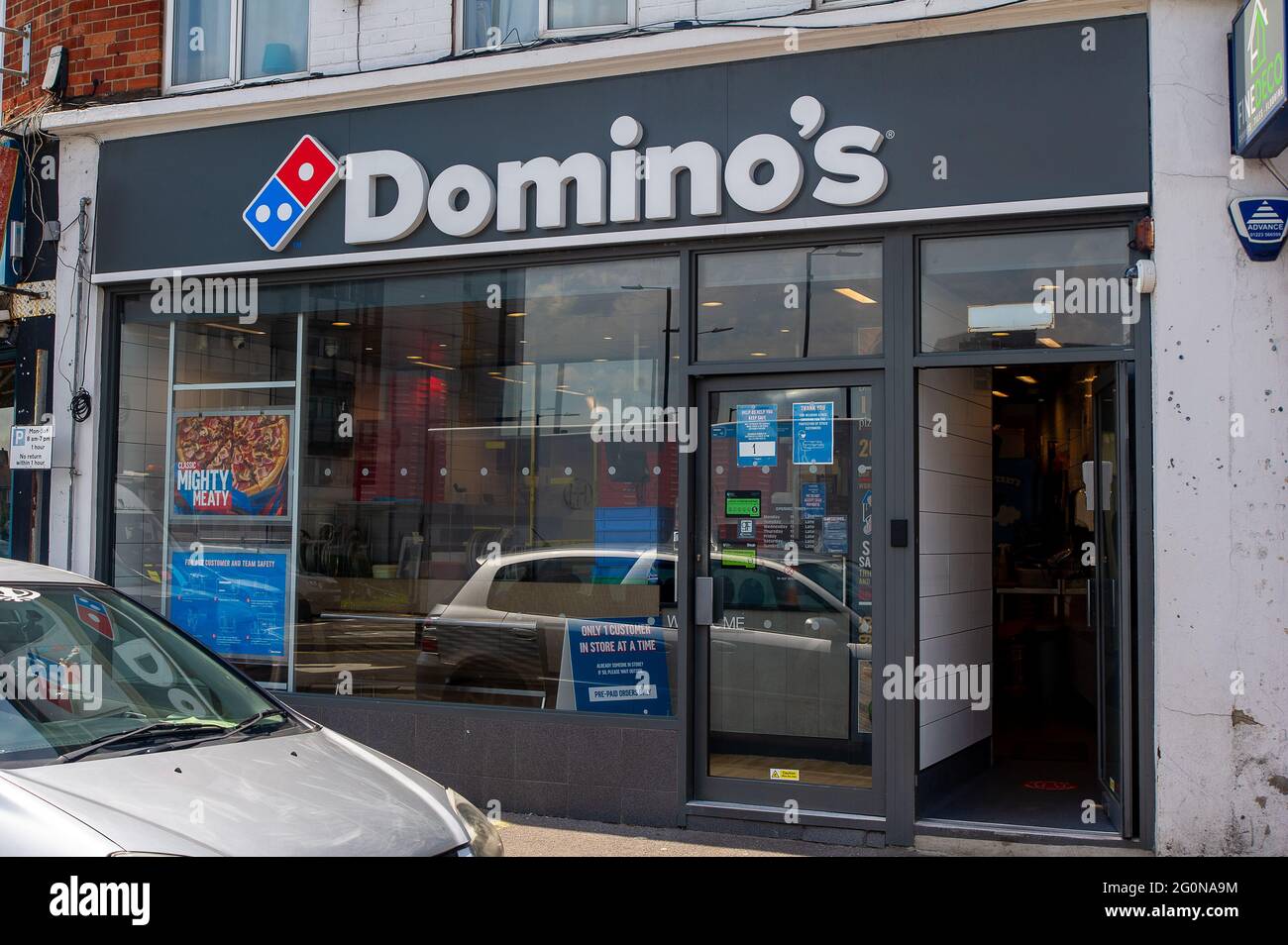 Slough, berkshire, Großbritannien. Juni 2021. Domino's Pizza soll 5,000 Köche und Fahrer rekrutieren, da die Nachfrage nach Pizza zum Mitnehmen nach den Lockdowns von Covid-19 weiter steigt. Domino's hat 1,200 Filialen in Großbritannien. Domino's bietet auch 1,400 Arbeitsplätze im Rahmen des Kickstart-Programms der Regierung an. Quelle: Maureen McLean/Alamy Stockfoto