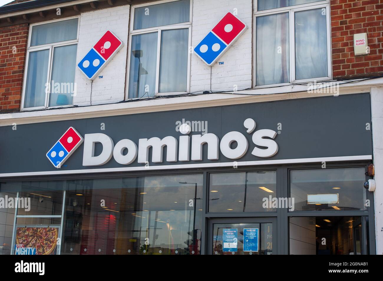 Slough, berkshire, Großbritannien. Juni 2021. Domino's Pizza soll 5,000 Köche und Fahrer rekrutieren, da die Nachfrage nach Pizza zum Mitnehmen nach den Lockdowns von Covid-19 weiter steigt. Domino's hat 1,200 Filialen in Großbritannien. Domino's bietet auch 1,400 Arbeitsplätze im Rahmen des Kickstart-Programms der Regierung an. Quelle: Maureen McLean/Alamy Stockfoto