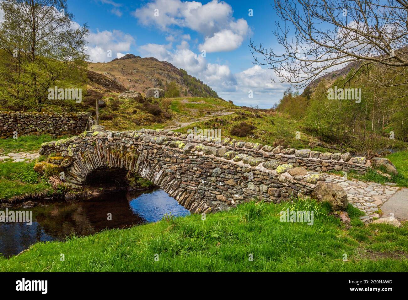 Die Packhorse-Brücke über Watendlath Beck bei Watendlath Tarn, Lake District, England Stockfoto