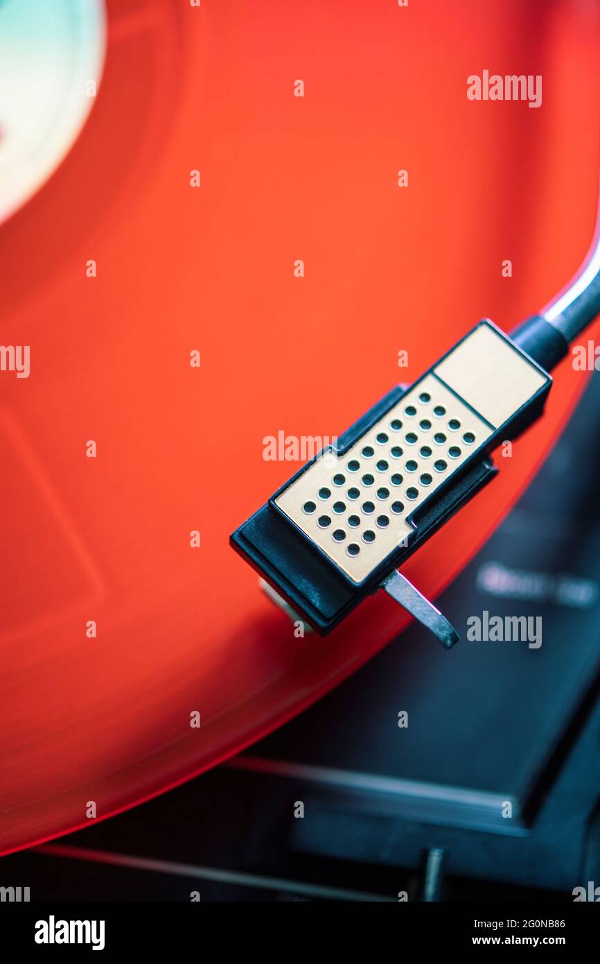 Rote Vinyl-Platte auf einem Plattenspieler Stockfoto