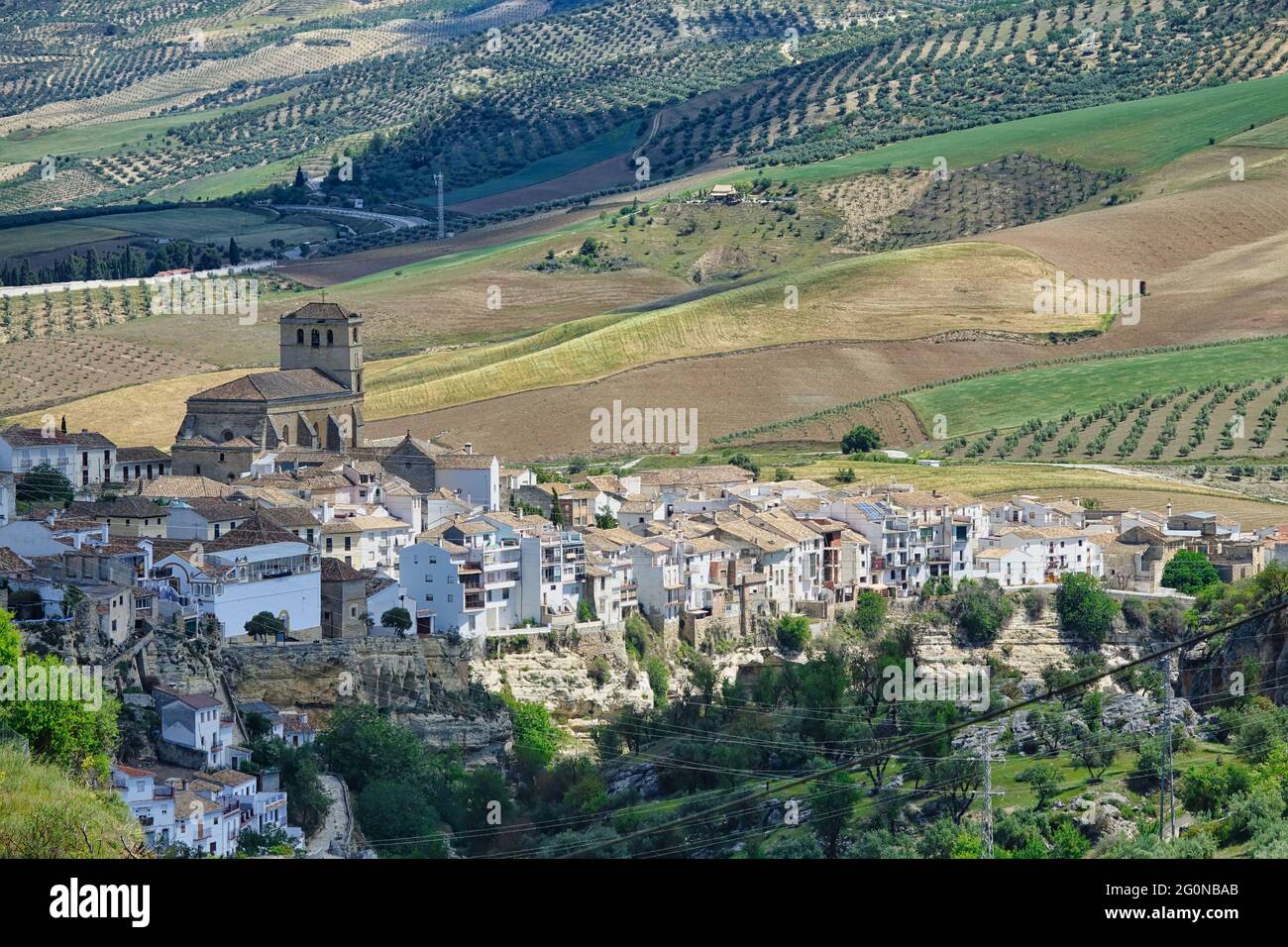 Blick auf die Stadt Alhama de Granada (Spanien), die über einer steilen und tiefen Schlucht hängt. Die Altstadt ist zu einer historisch-künstlerischen Stätte erklärt. Stockfoto