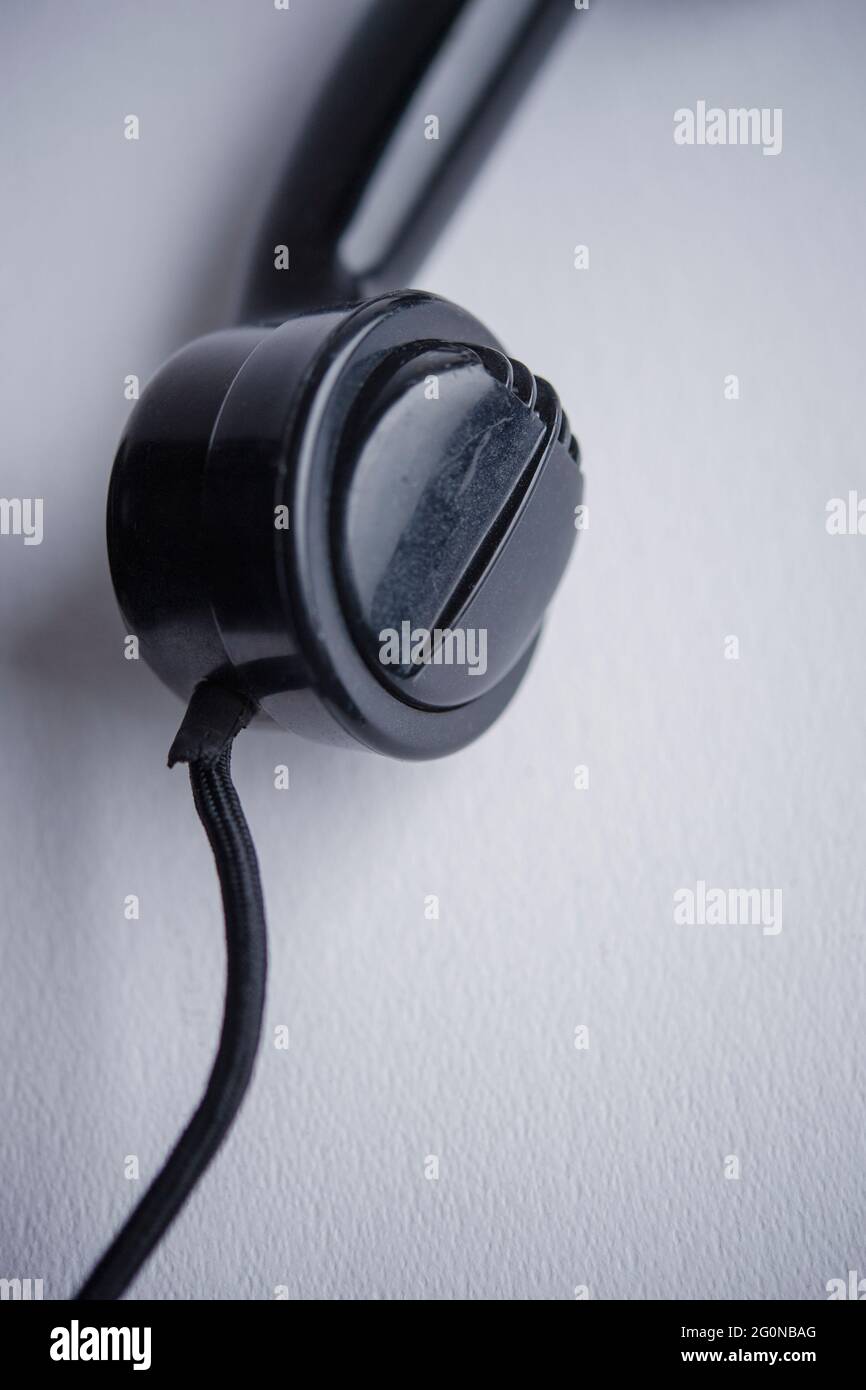 Mobilteil eines alten schwarzen Telefons auf weißem Hintergrund Stockfoto