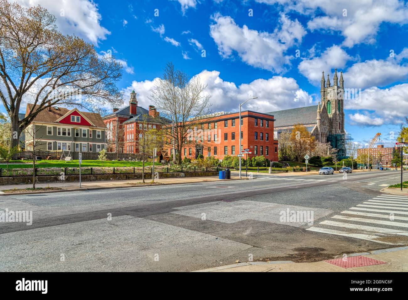 West Broadway Middle School mit St. Mary's Catholic Church, Broadway an der Bainbridge Avenue, Federal Hill. Die Kirche ist ein historisches Wahrzeichen. Stockfoto