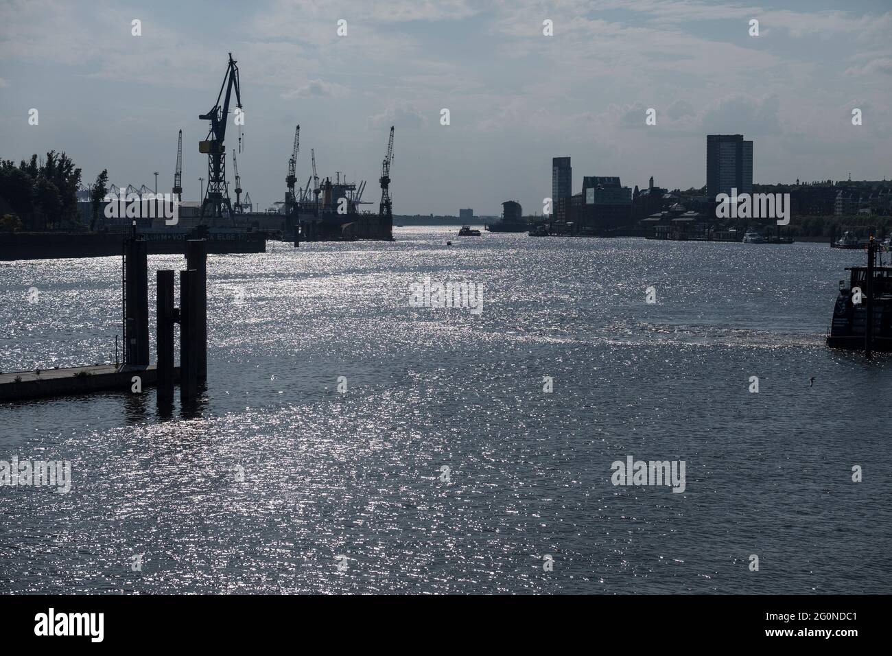 Sommer-Anfang in Hamburg. Der Hafen und die Elbe zeigen ihr schönstes Gesicht Stockfoto