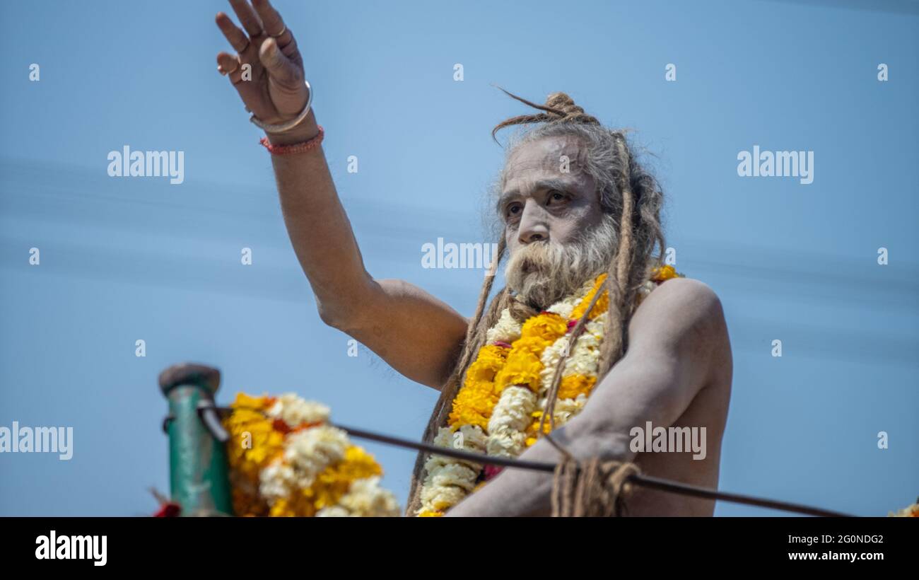 Haridwar, Uttarakhand. Indien – 5. März 2021 – Indische Sadhus kommen nach Kumbh Mela, Royal Herzlich Willkommen. Sadhus, die in Fahrgeschäften sitzen und eine Girlande tragen, Stockfoto