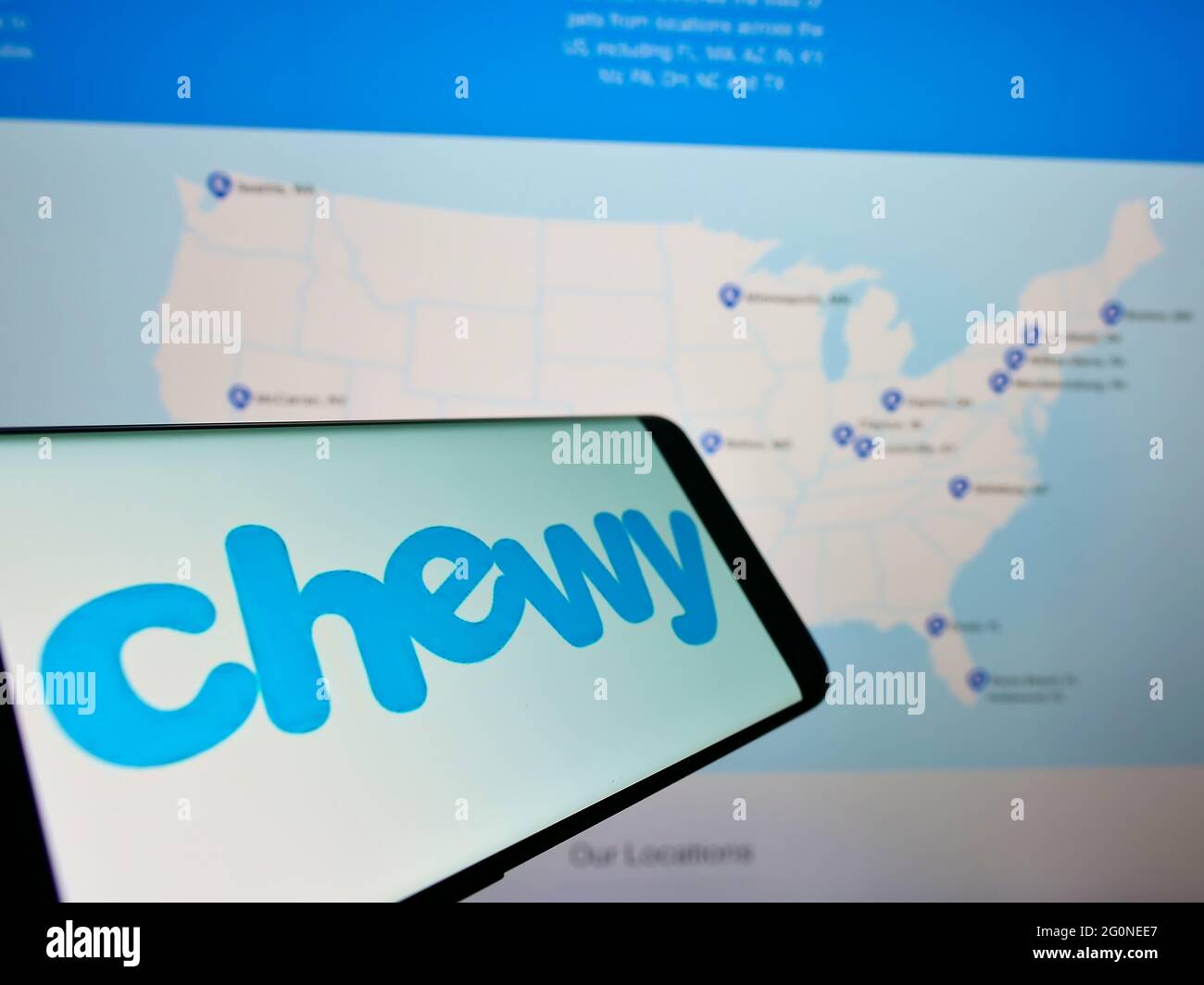 Mobiltelefon mit Logo des amerikanischen Heimtiernahrung-Online-Einzelhandelsunternehmens Chewy Inc. Auf dem Bildschirm vor der Website. Konzentrieren Sie sich auf die Mitte rechts des Telefondisplays. Stockfoto
