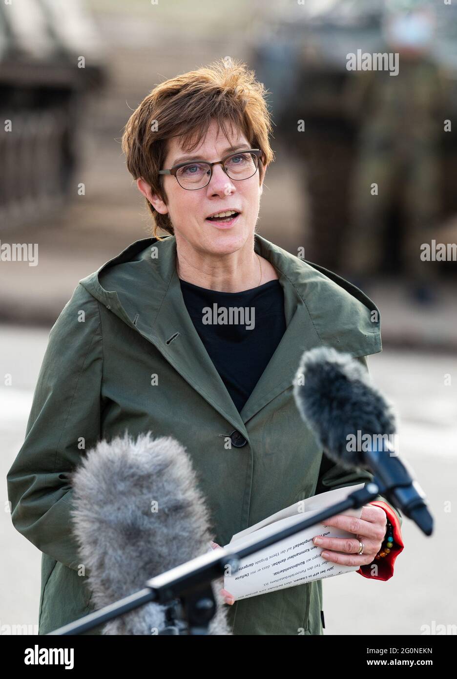 Münster, Deutschland. Juni 2021. Annegret Kramp-Karrenbauer (M, CDU), Verteidigungsministerin, gibt nach ihrem Besuch in der Panzerlehrbrigade 9 eine Presseerklärung ab. Der Minister konnte sich einen persönlichen Eindruck von den Fähigkeiten der Panzerlehrbrigade 9 bei der rund 5,000 Mann starken Armee-Brigade in Niedersachsen verschaffen. Quelle: Philipp Schulze/dpa/Alamy Live News Stockfoto