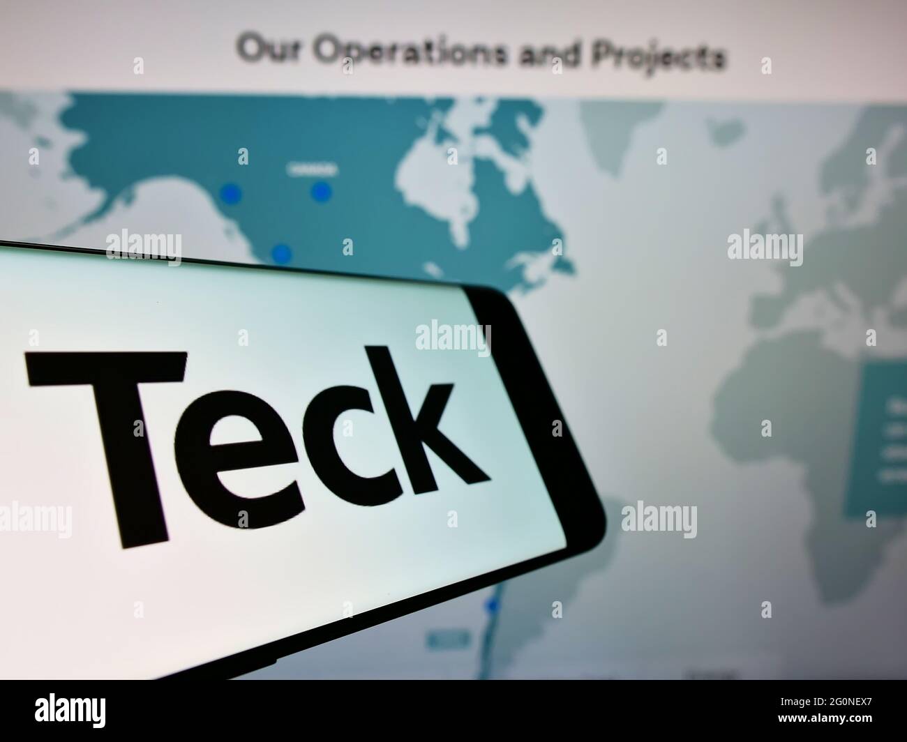 Smartphone mit Logo des kanadischen Bergbauunternehmens Teck Resources Limited auf dem Bildschirm vor der Business-Website. Konzentrieren Sie sich auf die Mitte des Telefondisplays. Stockfoto
