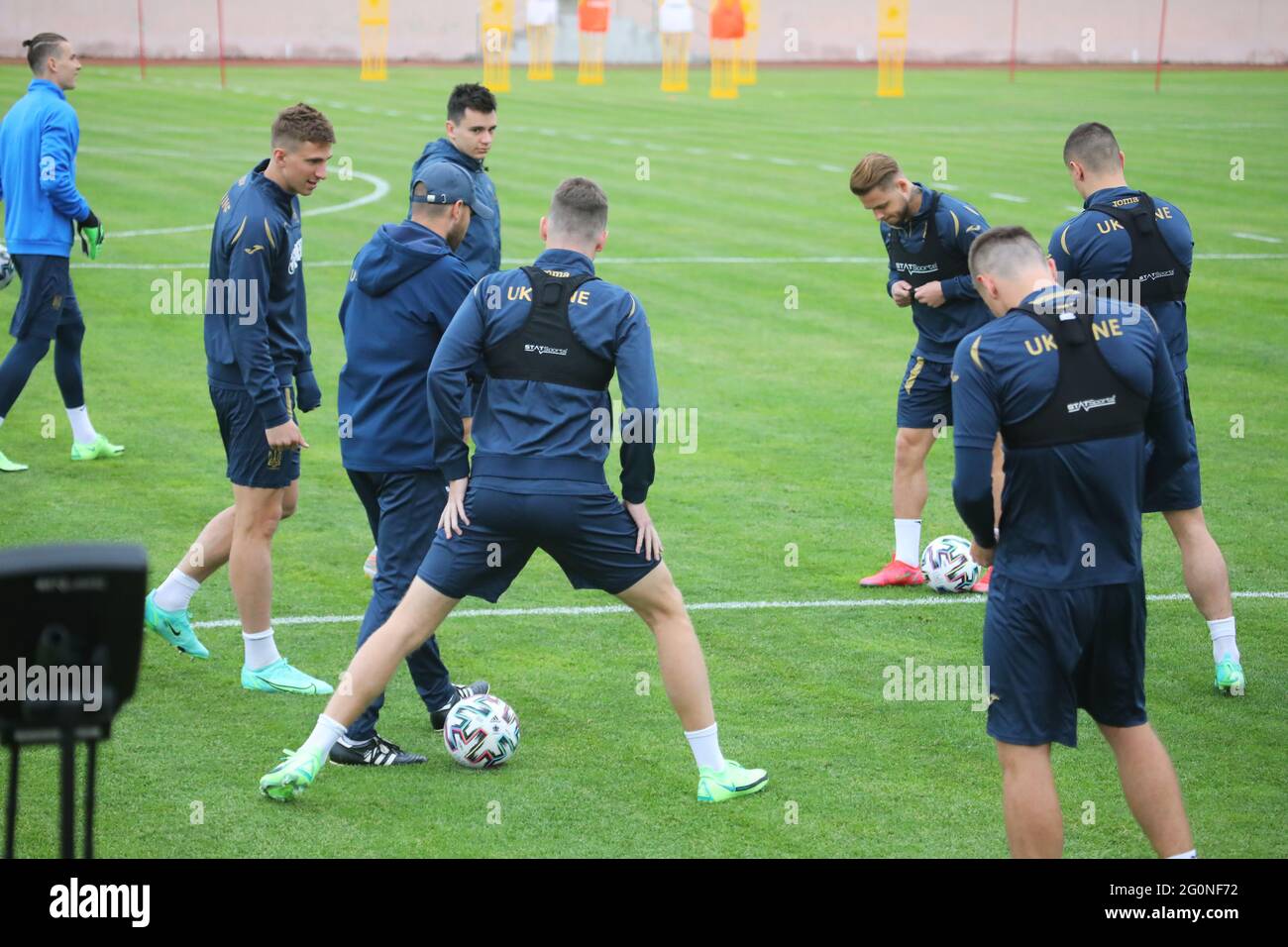 KHARKIV, UKRAINE - 2. JUNI 2021 - Spieler der Ukraine üben vor einer Freundschaftstestake gegen Nordirland, Kharkiv, Nordost-Ukraine. Das Spiel findet am Donnerstag, den 3. Juni, in der Dnipro Arena statt. Stockfoto