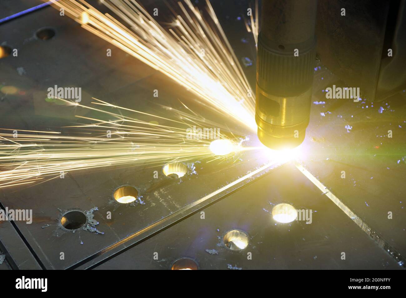 Technologischer Prozess des Schneidens von Blech mit einer Plasmaschneidemaschine mit numerischer Steuerung. Stockfoto
