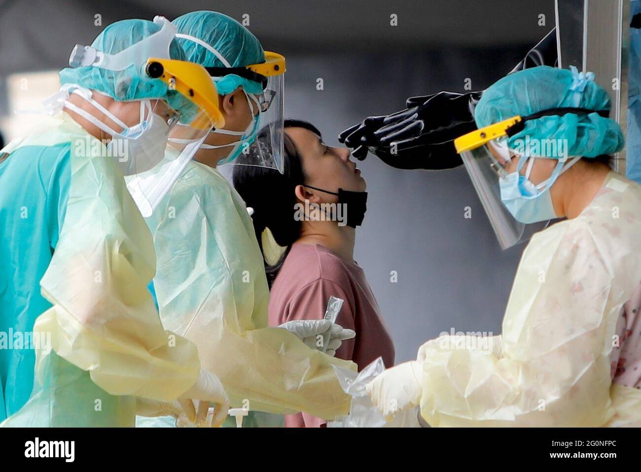 2. Juni 2021, New Taipei, New Taipei, Taiwan: Eine Dame erhält einen schnellen COVID-19-Test in einem Testzentrum in New Taipei, nachdem die Zahl der Fälle und Todesfälle in China angestiegen ist. Da mehr COVID-19-Fälle und Todesfälle gemeldet wurden, ist die Regierung mit einem Mangel an Isolationsstation, Impfstoffen und wirtschaftlichen Auswirkungen konfrontiert, da nicht wesentliche Unternehmen ausgesetzt wurden. (Bild: © Daniel Ceng Shou-Yi/ZUMA Wire) Stockfoto