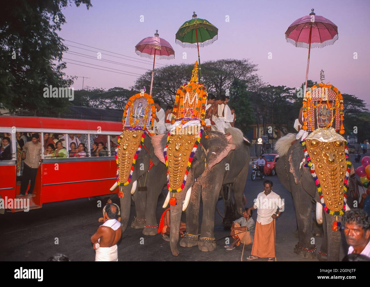COCHIN, KERALA, INDIEN - hinduistische religiöse Prozession mit vergoldeten Elefanten auf den Straßen von Cochin, Ernakulam Bezirk. Stockfoto