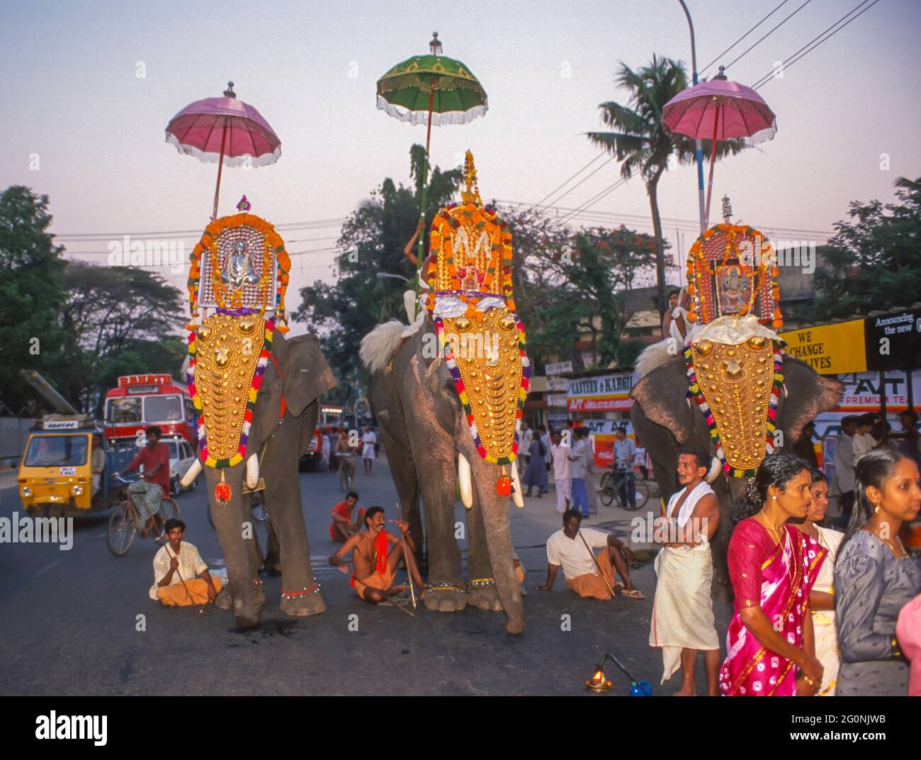 COCHIN, KERALA, INDIEN - hinduistische religiöse Prozession mit vergoldeten Elefanten und ihren Handler Mahouts, auf den Straßen von Cochin, Ernakulam Bezirk. Stockfoto