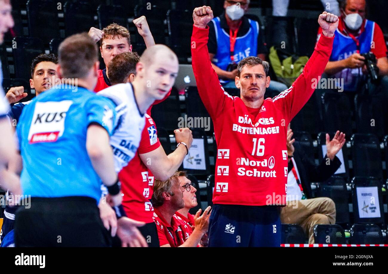 Flensburg, Deutschland. Juni 2021. Handball: Bundesliga, SG Flensburg-Handewitt - SC Magdeburg, Matchday 17. Henning Fritz (r) aus Flensburg feiert ein Ziel Quelle: Axel Heimken/dpa/Alamy Live News Stockfoto