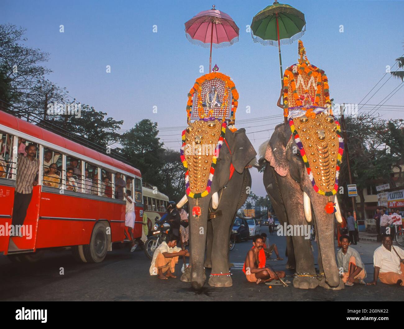 COCHIN, KERALA, INDIEN - Hindu religiöse Prozession mit vergoldeten Elefanten auf den Straßen von Cochin, mit Bus, Ernakulam Bezirk. Stockfoto