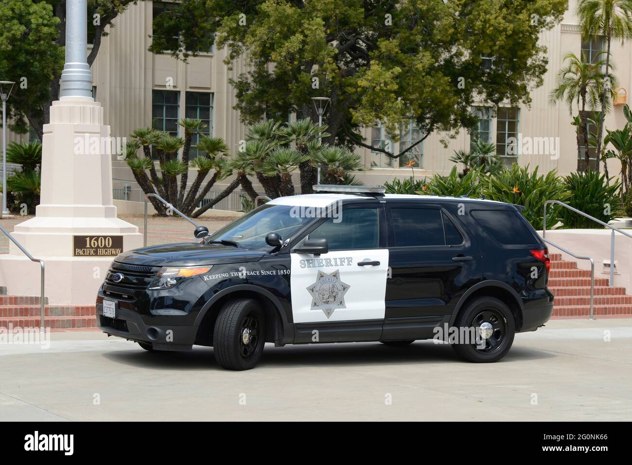 Sheriff-Fahrzeug der San Diego Polizeibehörde parkte vor dem Verwaltungsgebäude des Bezirks. Stockfoto