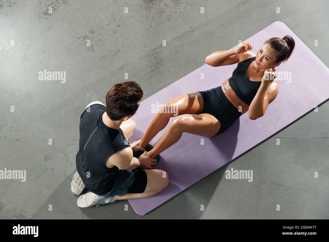 Unter der Leitung der Trainerin Fitness junge Frau Stockfoto