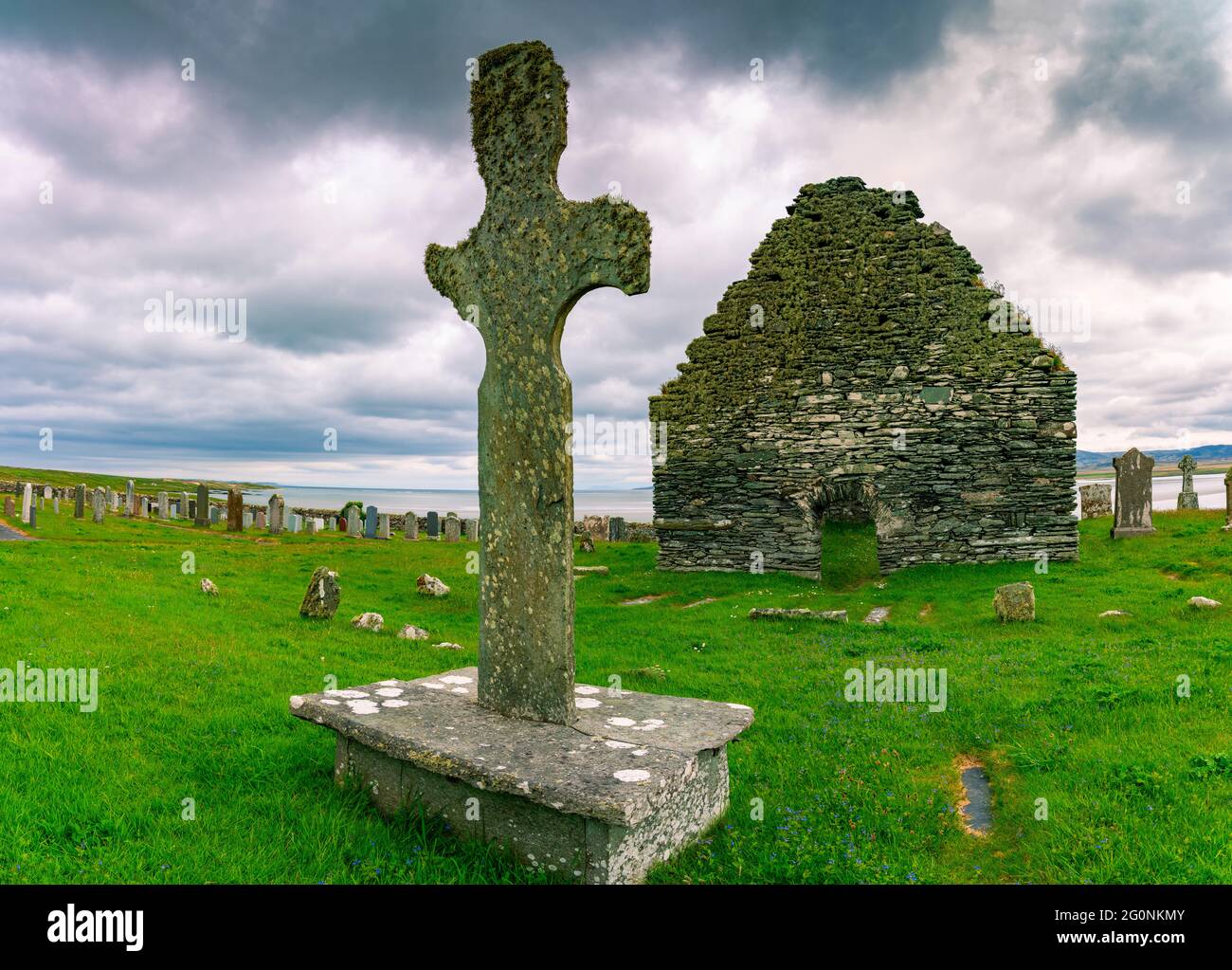 Außenansicht der Kilnave Chapel and Cross neben dem westlichen Loch Gruinart, Islay, Argyll & Bute, Inner Hebrides, Schottland Stockfoto