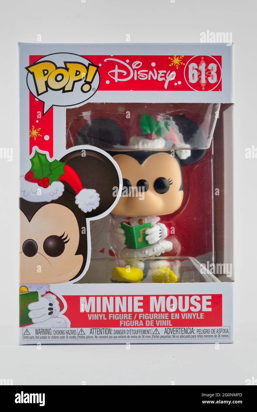 CHESTER, GROSSBRITANNIEN - 8. MAI 2021: Minnie Mouse Funko Pop Figur im Weihnachtskostüm Stockfoto