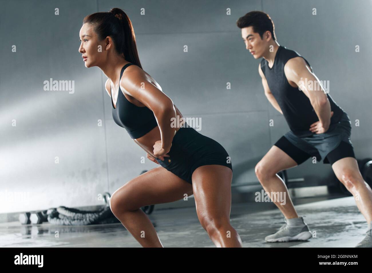 Junge Menschen trainieren im Fitnessstudio Stockfoto