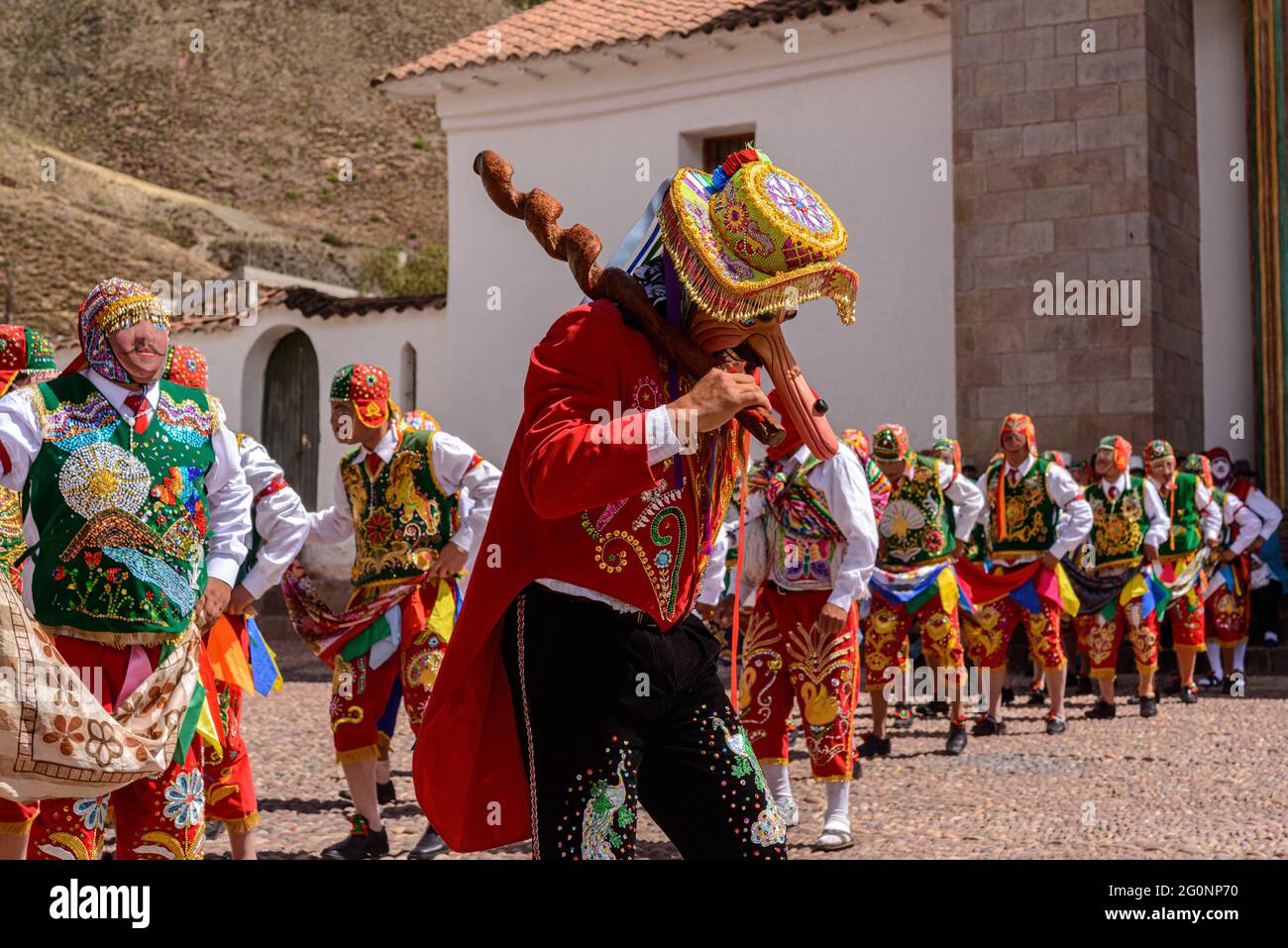 Peruanischer Volkstanz, mit bunten Kostümen vor der Kirche San Pedro Apostel von Andahuaylillas, Quispicanchi, bei Cusco, Peru am Okto Stockfoto