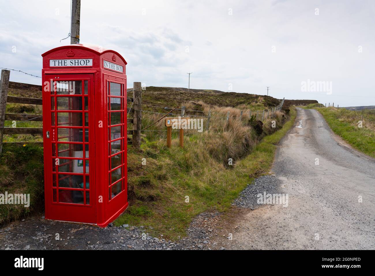 Der Shop in the Box wurde in einer alten Telefonbox auf der Halbinsel OA, Islay, Inner Hebrides, Schottland, Großbritannien, eingerichtet Stockfoto