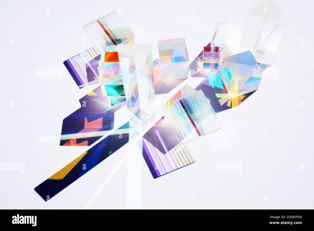 Abstrakter Hintergrund mit geometrischen Figuren aus Glas Prismen mit Lichtstreuung von Spektralfarben und komplexer Reflexion. Stockfoto