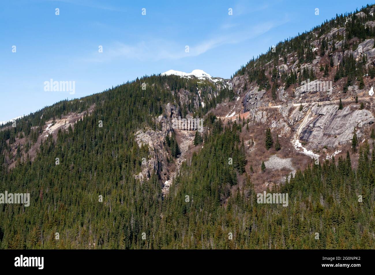 Eisenbahnbrücke am Tunnel Mountain und der Glacier Gorge, die von der White Pass & Yukon Route Railway in der Nähe von Skagway Alaska genutzt wird Stockfoto