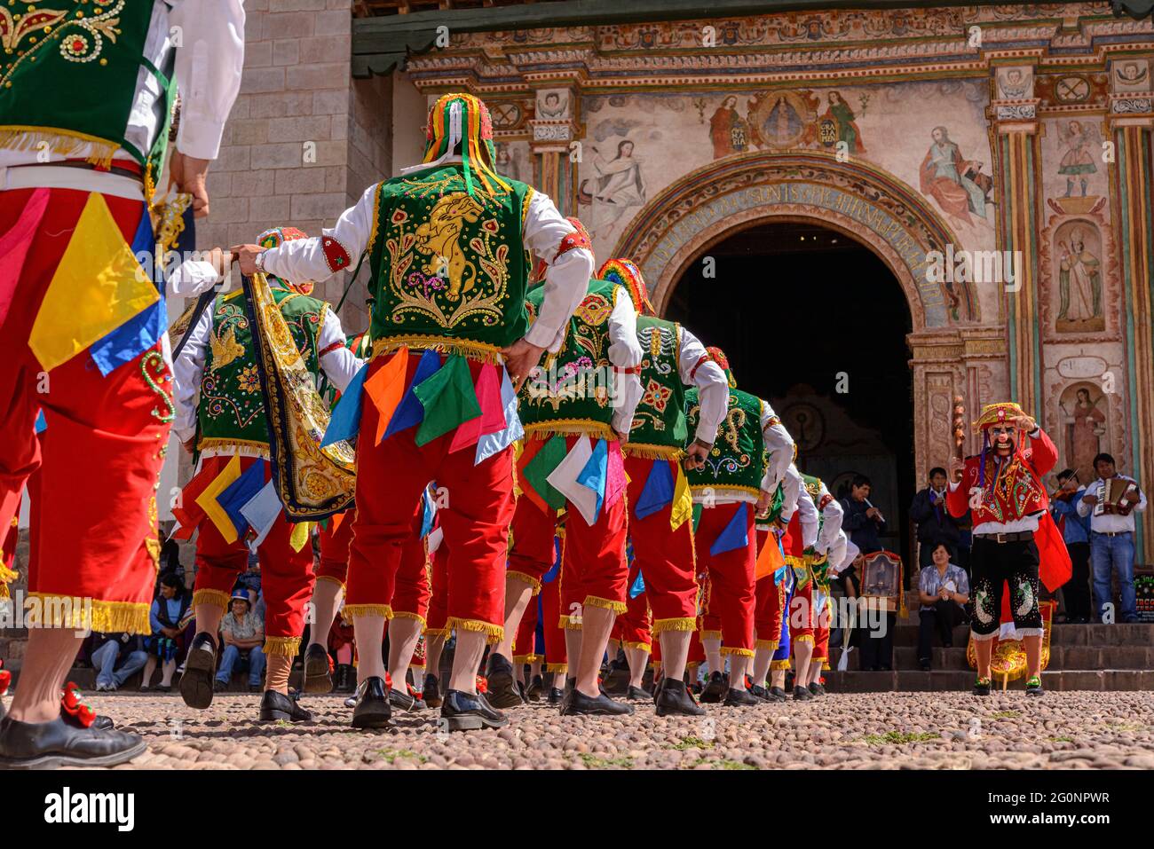 Peruanischer Volkstanz, mit bunten Kostümen vor der Kirche San Pedro Apostel von Andahuaylillas, Quispicanchi, bei Cusco, Peru am Okto Stockfoto