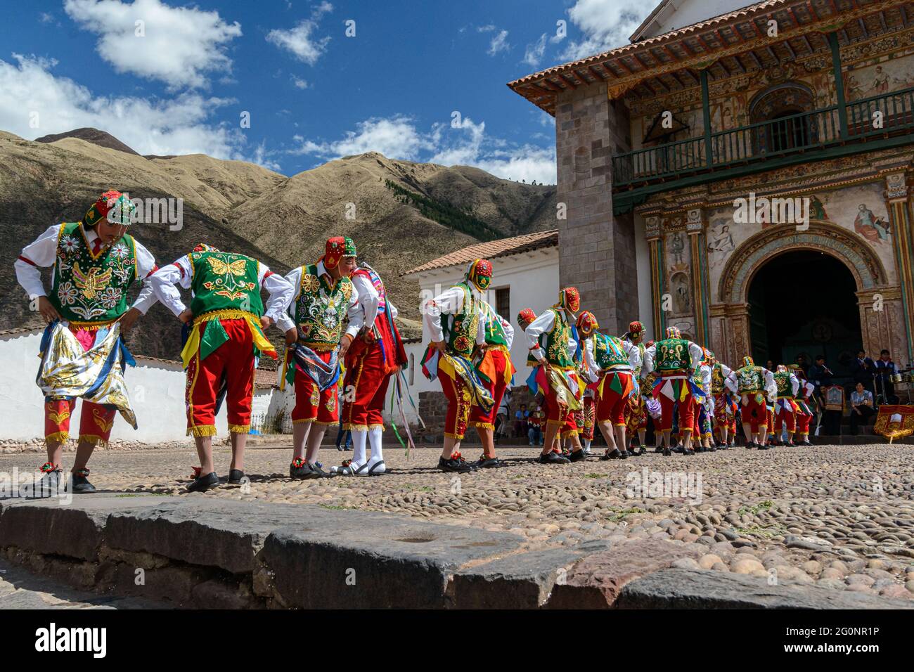 Peruanischer Volkstanz, mit bunten Kostümen vor der Kirche San Pedro Apostel von Andahuaylillas, Quispicanchi, bei Cusco, Peru am Okto Stockfoto