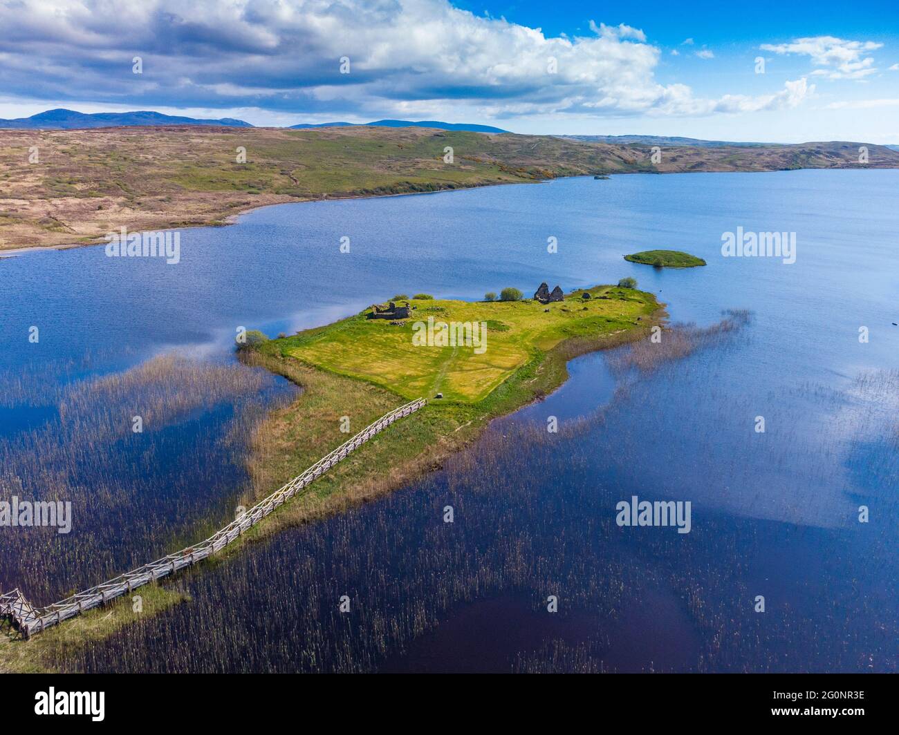 Luftaufnahme von der Drohne der historischen Stätte Finlaggan auf Eilean Mòr am Loch Finlaggan, Islay, Inner Hebrides, Schottland, Großbritannien Stockfoto