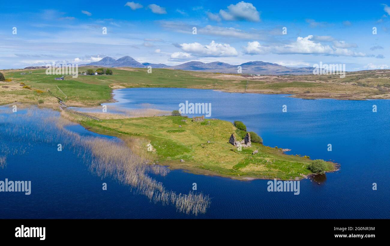 Luftaufnahme von der Drohne der historischen Stätte Finlaggan auf Eilean Mòr am Loch Finlaggan, Islay, Inner Hebrides, Schottland, Großbritannien Stockfoto