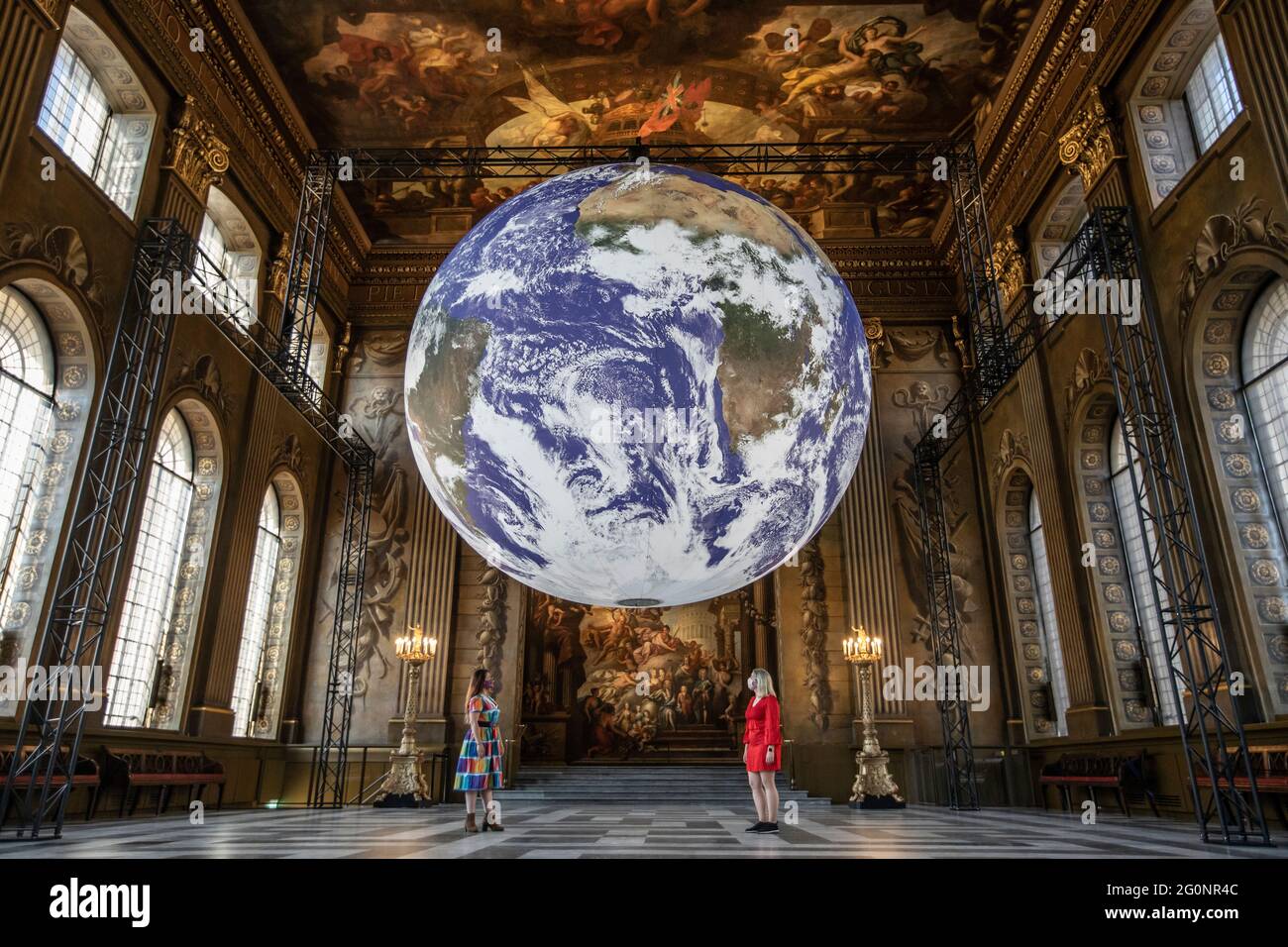 Kunstinstallation Gaia in der Painted Hall des Old Royal Naval College. Diese monumentale Erdskulptur wird mit NASA-Bildern, London, Großbritannien, angefertigt Stockfoto