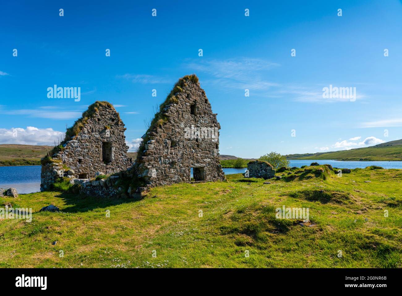 Blick auf die historische Stätte Finlaggan auf Eilean Mòr am Loch Finlaggan, Islay, Inner Hebrides, Schottland, Großbritannien Stockfoto