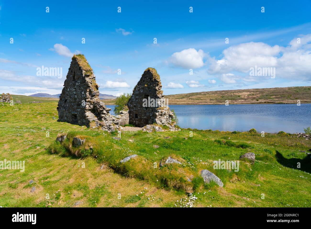 Blick auf die historische Stätte Finlaggan auf Eilean Mòr am Loch Finlaggan, Islay, Inner Hebrides, Schottland, Großbritannien Stockfoto
