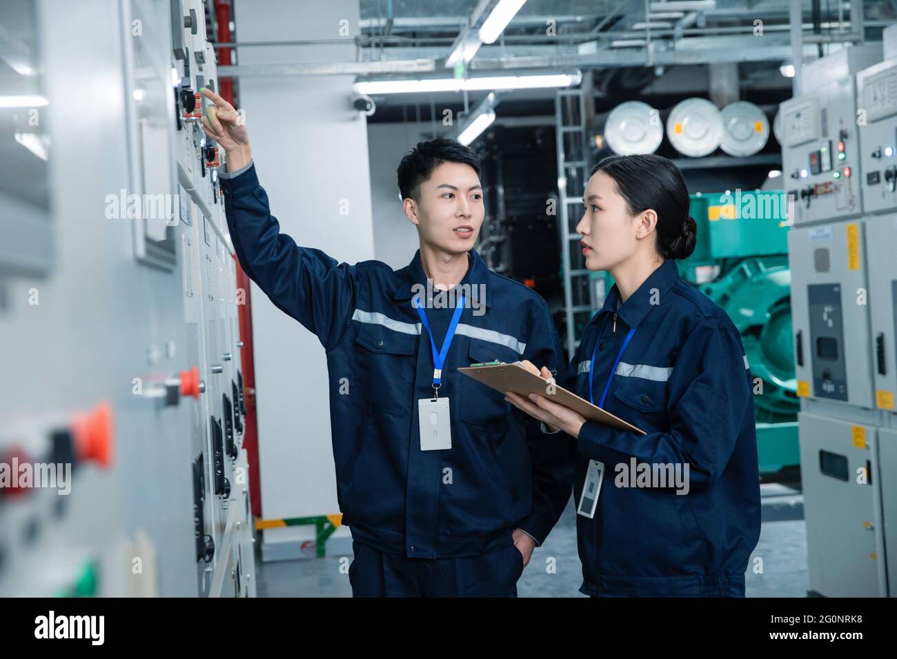 Techniker arbeiten in einer Fabrik Stockfoto