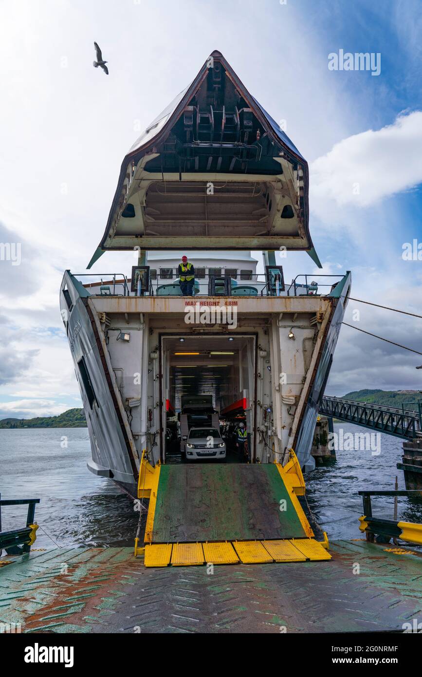 Die Caledonian MacBrayne (CalMac)-Passagierfähre Isle of Arran startet am Kennacraig-Terminal, wenn sie von Islay, Argyll & Bute Scotland UK aus ankommt Stockfoto