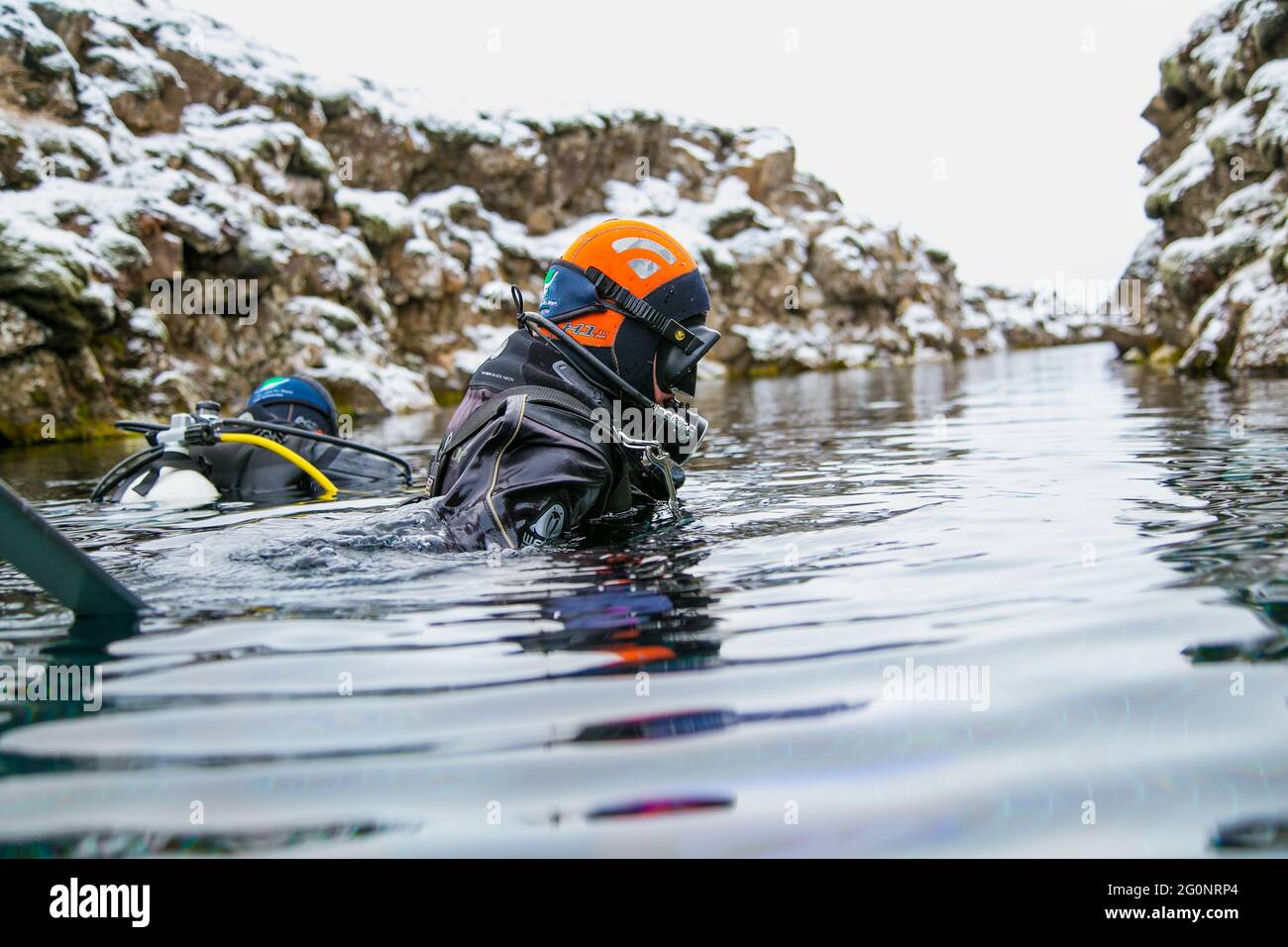 Silfra, Island-19. Feb 2020: Taucher bereiten sich auf das Eintauchen in das Wasser am Silfra Rift vor, dem Ort, an dem eurasische und die amerikanische tektonische Platte A liegen Stockfoto