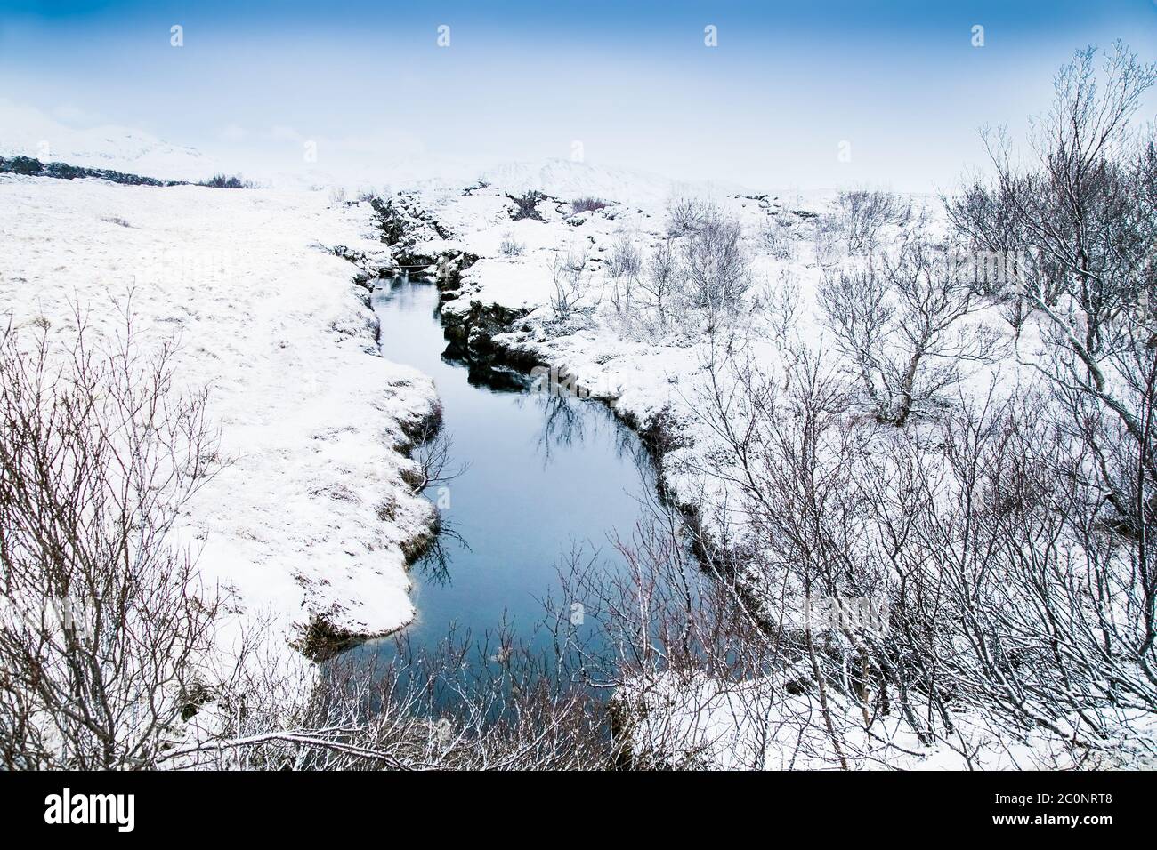 Schöner Blick auf den Silfra Rift im Winter, dem Ort, wo sich die eurasische und die amerikanische tektonische Platte im Thingvellir National Park, Island, teilen Stockfoto