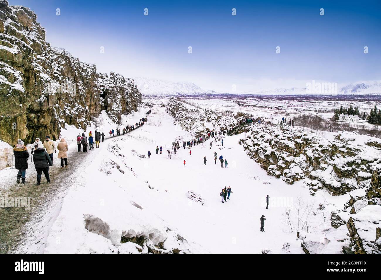 Silfra, Island-19. Feb 2020: Toursten auf dem Silfra-Graben im Winter, dem Ort, an dem sich die eurasische und die amerikanische tektonische Platte in Thingvelli teilen Stockfoto