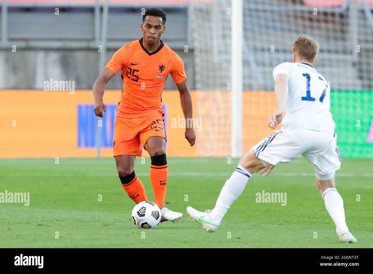 02-06-2021: Voetbal: Nederland gegen Schotland: Almancil ALMANCIL, PORTUGAL - 2. JUNI: Jurrien Timber of Netherlands kämpft mit Stuart Armstrong aus Schottland während des Internationalen Freundschaftsspiel zwischen den Niederlanden und Schottland im Algarve-Stadion am 2. Juni 2021 in Almancil, Portugal (Foto: Broer van den Boom/Orange Picles) Stockfoto