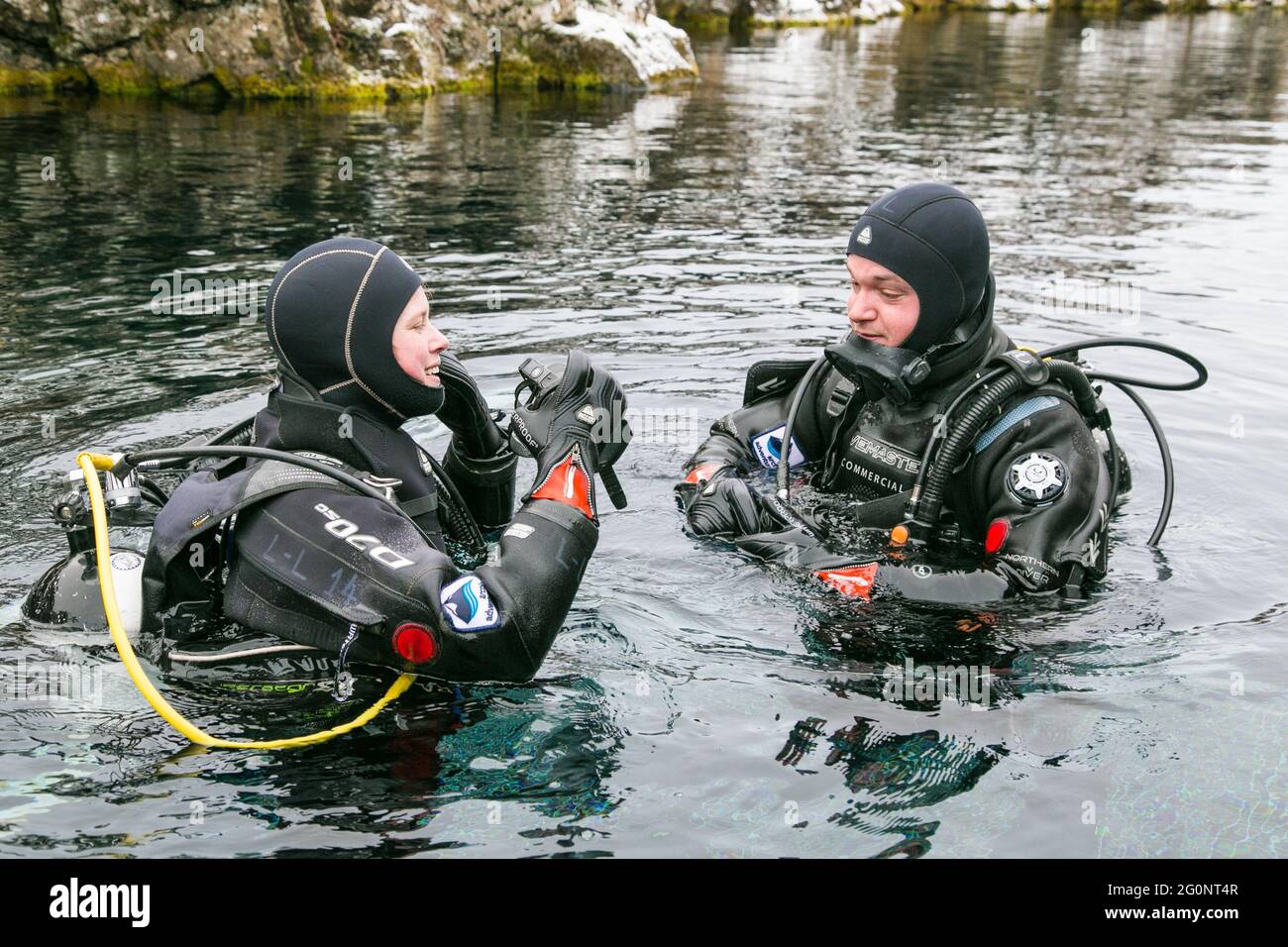Silfra, Island-19. Feb 2020: Taucher bereiten sich auf das Eintauchen in das Wasser am Silfra Rift vor, dem Ort, an dem eurasische und die amerikanische tektonische Platte A liegen Stockfoto