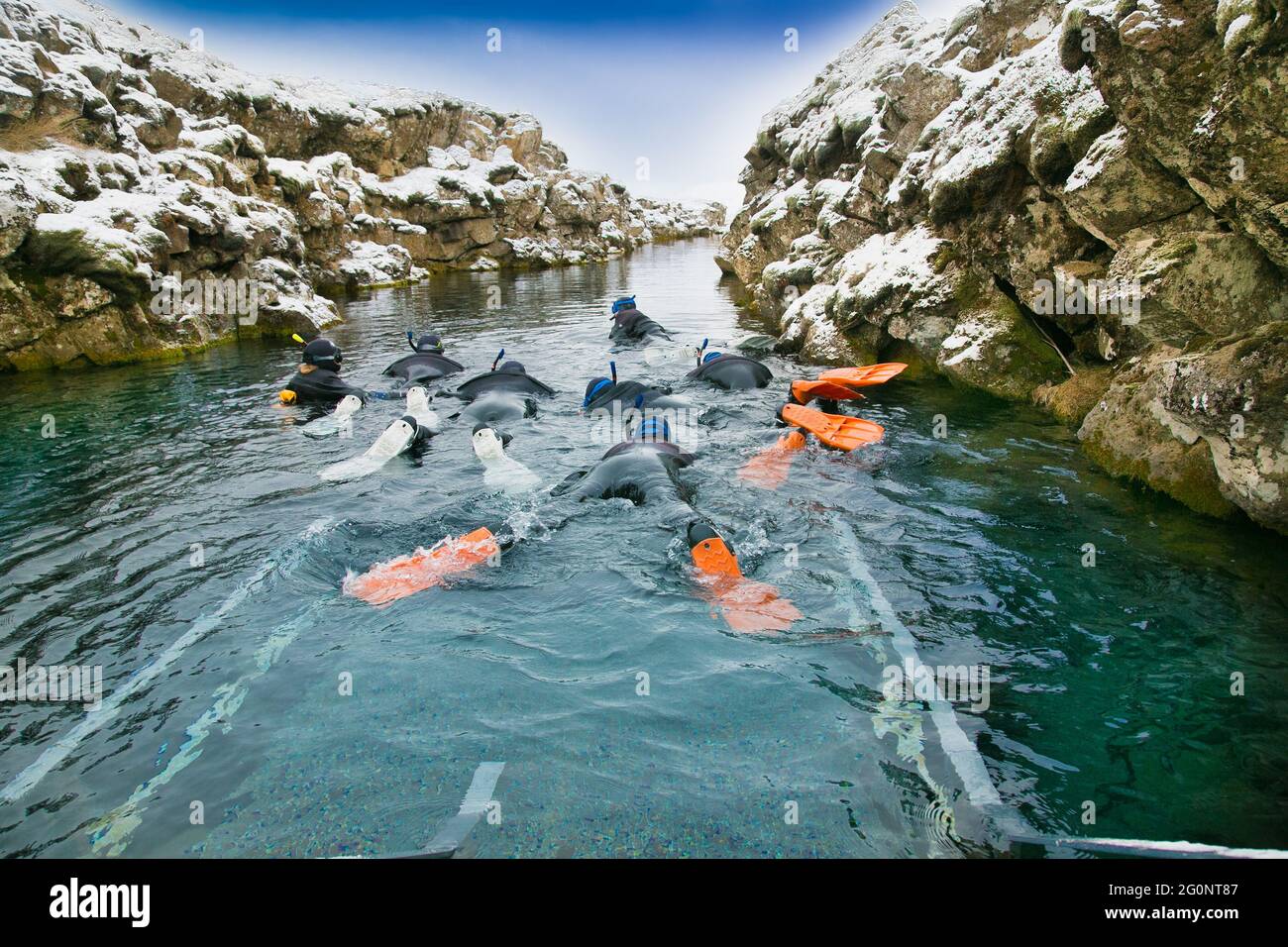 Silfra, Island-19. Feb 2020: Schnorchler bereiten sich auf das Eindringen in das Wasser am Silfra Rift vor, dem Ort, an dem sich eurasische und die amerikanische tektonische Platte befinden Stockfoto
