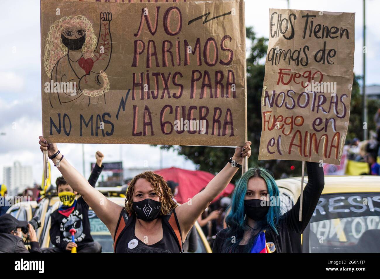 Die Demonstranten sahen während der Demonstration Plakate halten, auf denen stand: „Wir haben keine Kriegskinder geboren“ und „sie haben Schusswaffen bekommen, wir haben Feuer in unserer Seele“. Einen Monat nach Beginn des nationalen Streiks demonstrieren Demonstranten weiterhin auf den Straßen der kolumbianischen Hauptstadt Bogotá und im ganzen Land, um sich gegen Regierungspolitik und Polizeigewalt zu wehren. Jeden Tag finden mehrere Demonstrationen und Märsche statt, an denen Tausende von Menschen am Streik teilnehmen. Kredit: SOPA Images Limited/Alamy Live Nachrichten Stockfoto