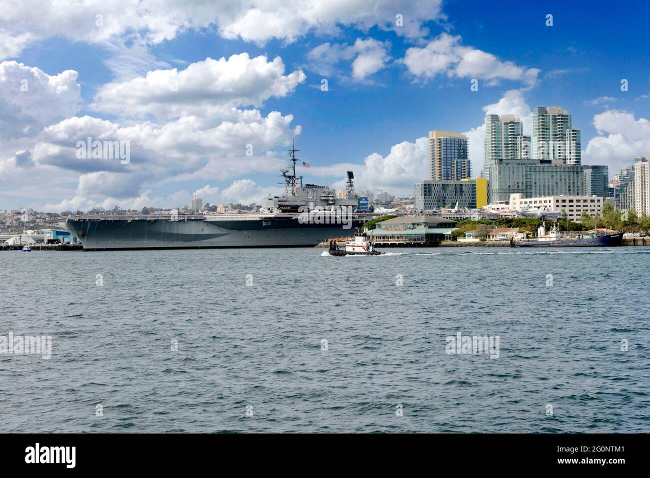 Die USS Midway von der Coronado Island Fähre in San Diego, Kalifornien aus gesehen. Stockfoto