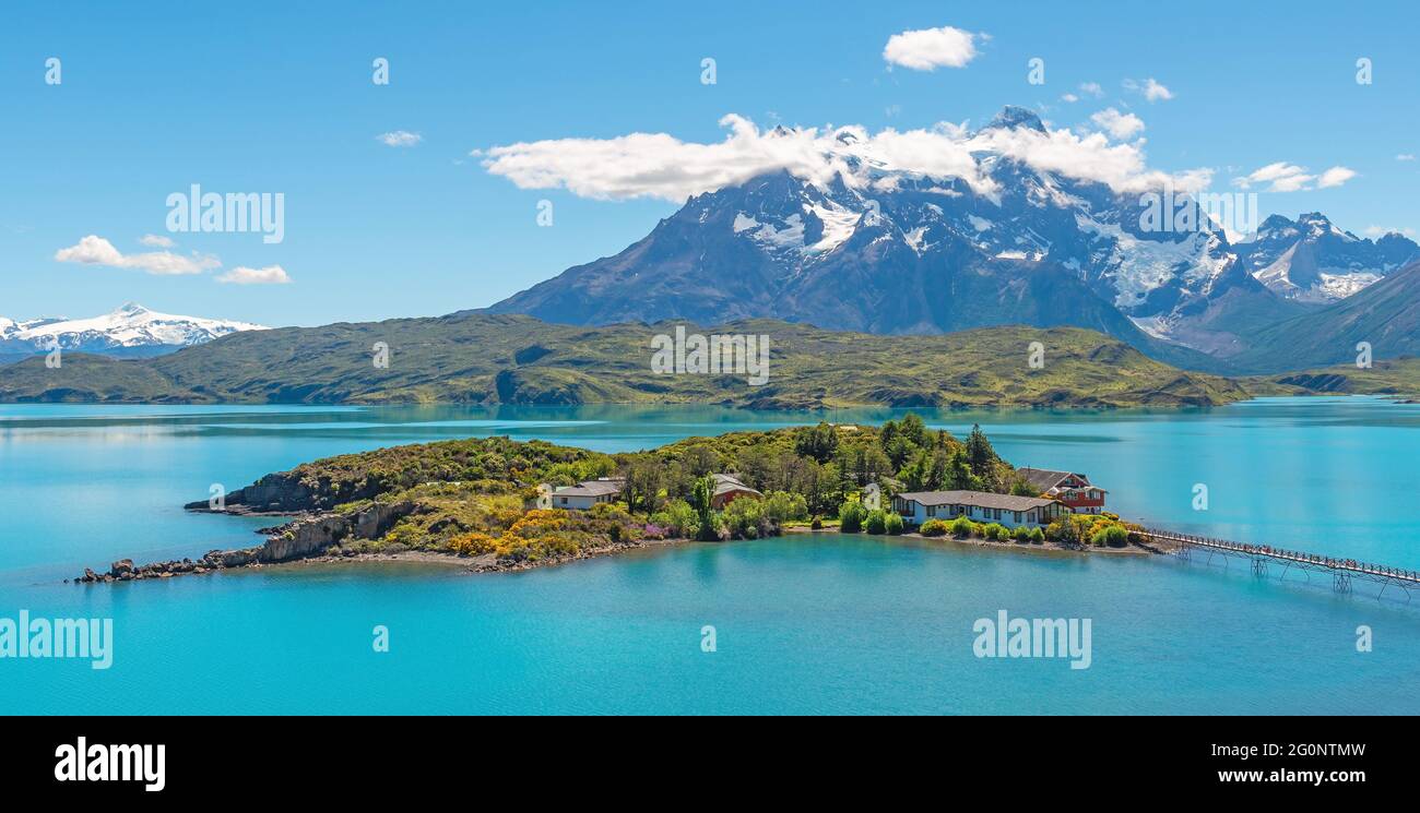 Pehoe Lake Panorama mit Cuernos del Paine Gipfeln und Inselhotel, Torres del Paine Nationalpark, Patagonien, Chile. Stockfoto