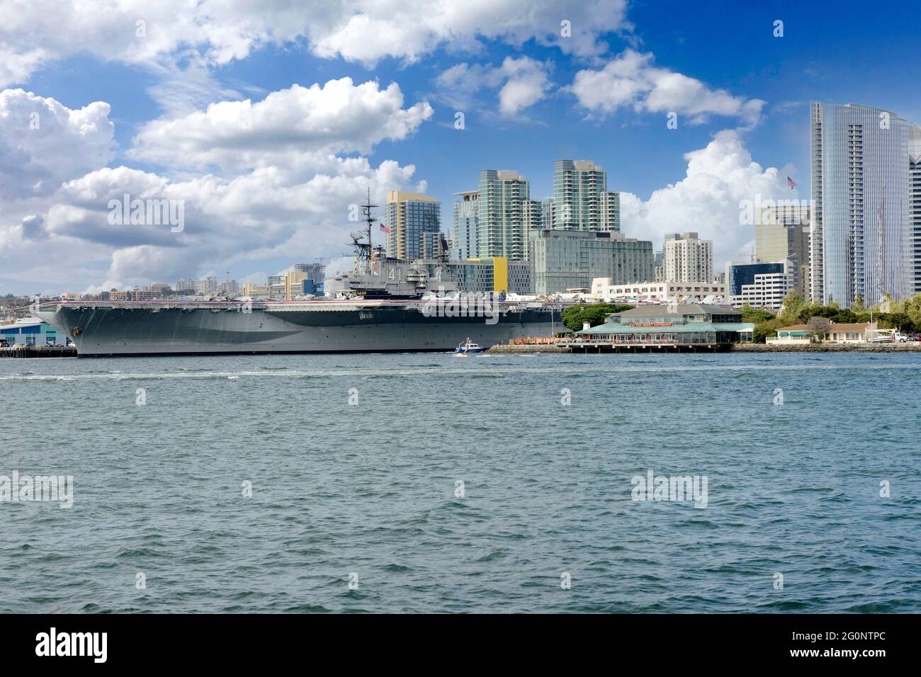 Die USS Midway von der Coronado Island Fähre in San Diego, Kalifornien aus gesehen. Stockfoto