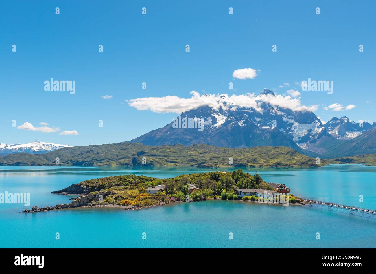 Pehoe Lake mit Inselhotel und Zugangsbrücke, Nationalpark Torres del Paine, Patagonien, Chile. Stockfoto