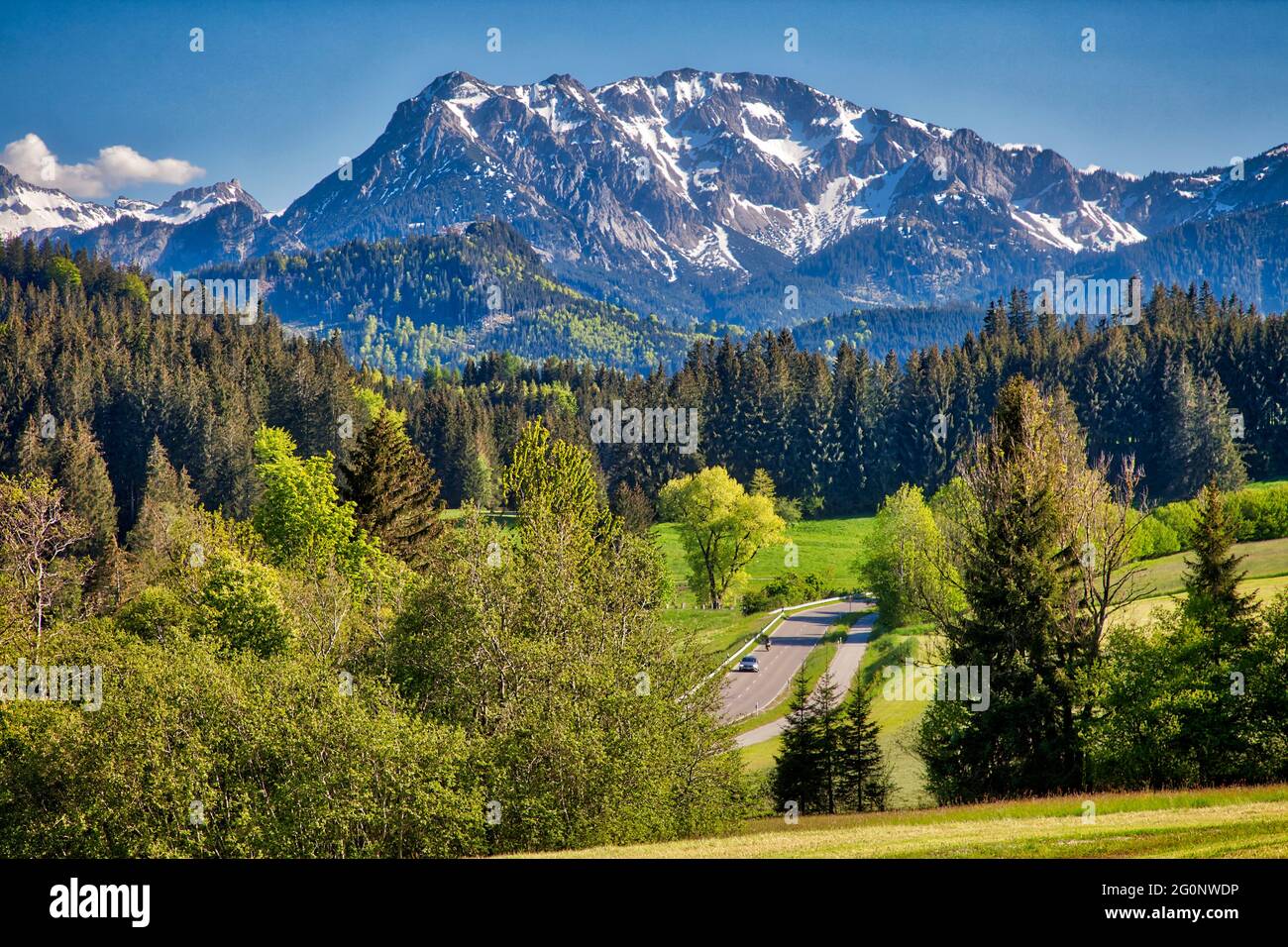 DE - BAYERN/SCHWABEN: Fahrt durch den Oberallgau bei Eisenberg (HDR-Bild) Stockfoto